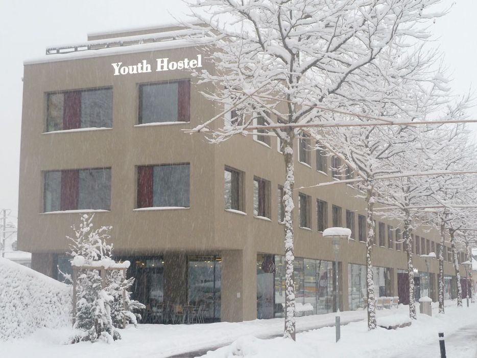 Aspect extérieur à l'hiver Auberge de Jeunesse Interlaken de l'avant