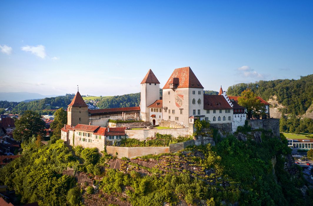 Jugendherberge Schloss Burgdorf Drohnenaufnahme und Aussenansicht 