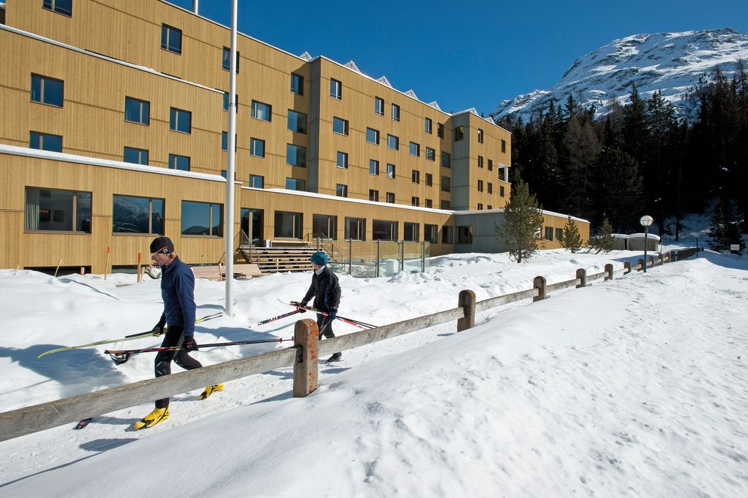 Aussenansicht Winter mit Langläufer Jugendherberge St. Moritz