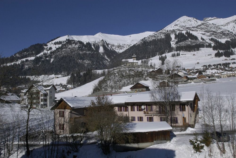 Aussenansicht Winter Jugendherberge Château-d'Oex mit Bergkulisse